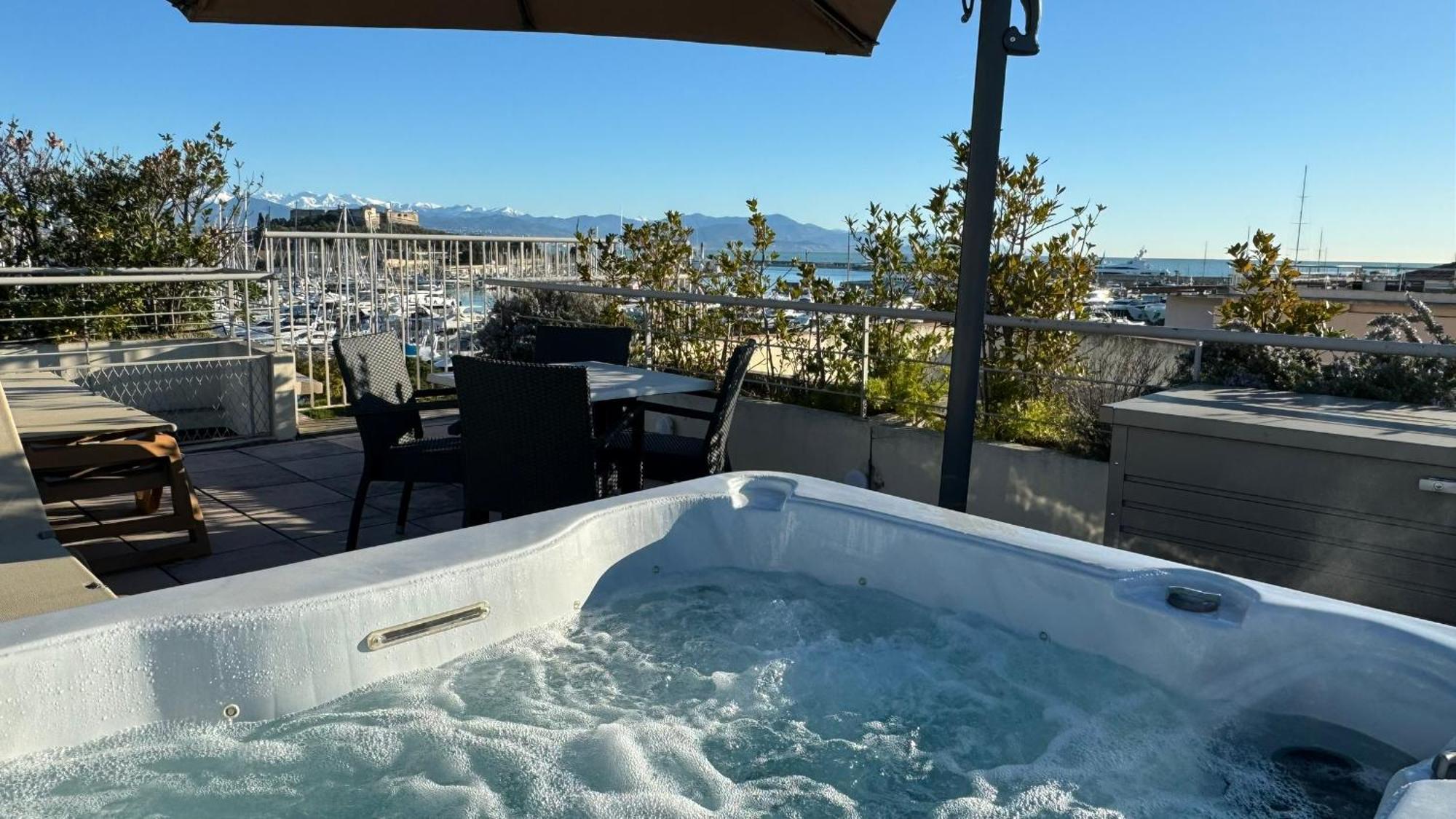 Penthouse Vue Mer Avec Rooftop,Jacuzzi,Et Parking Prive Antibes Buitenkant foto